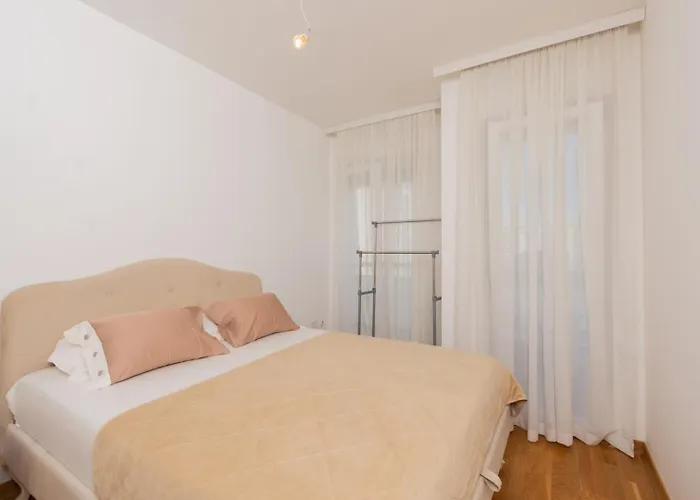 Lux City With Parking Podgorica