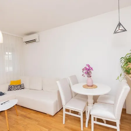 Lux City With Parking Apartment *