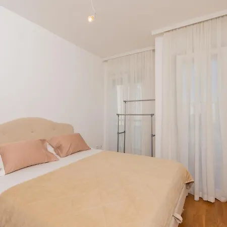 Lux City With Parking Podgorica